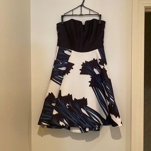 Halston size 4 Black and blue abstract